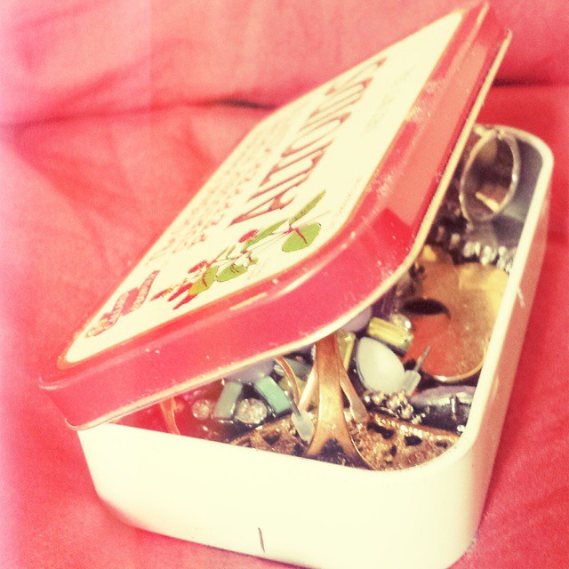 Altoids tin turned miniature jewellery box. Not sure you could call this upcycling since I've not changed it in any way, but it's definitely a good way of saving something from the bin! 
#makedoandmend #thrifty #makedo #frugal #upcycled #upcycling #upcycle #vintage #vintagehome #altoids