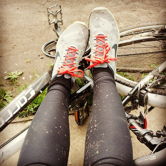It's been a muddy ride. Having a bit of a breather on a bench and listening to birds singing before Round 2. Bliss 😍 #bike #cycling #thisgirlcan #carrera #bicycle #100happydays #bankholiday #trainers #nike #beachbody #beachbodyready