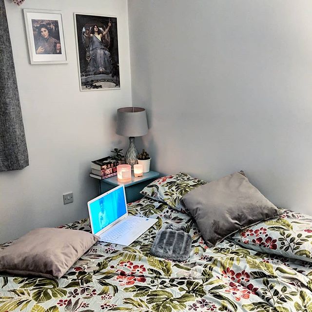 What shows have you been bingeing lately? I've been ill for the last fortnight so a lot of TV has been watched
Broad City ☑️
Fleabag☑️
9-1-1☑️
Chicago Fire☑️
📺
The best show I've watched is without a doubt #Hanna on Amazon Prime. I started watching it in the early hours of Friday morning and had finished it before I went to sleep that night 🙈 10/10 would recommend. It's heartwarming, action-packed, tense AND it has the wonderful @joelkinnaman in it
Now I've moved onto #NewAmsterdam, also on Prime. It's your typical US medical drama but although reasonably entertaining, it's nothing you've not seen before
I'm just lying here hoping a patient enters the ER with agonising stomach pains and nausea so that maybe one of these docs can diagnose the freak illness that's been crippling me for several hours at a time, disappearing for a day or so, and then returning to take me out again
My doctor reckons I started out with gastroenteritis which can lead to temporary lactose intolerance, but considering I've not eaten dairy since Tuesday & was ill again last night after eating a handful of chips, I'm convinced I'm dying. It's been nice knowing you all ♥️